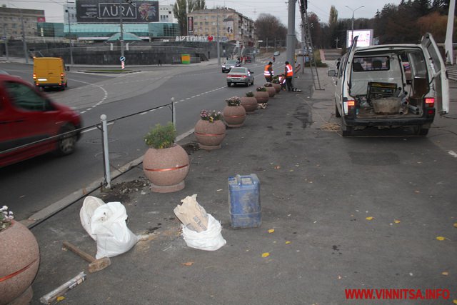 У Вінниці біля входу в Центральний парк почали монтувати огорожу - фото 10