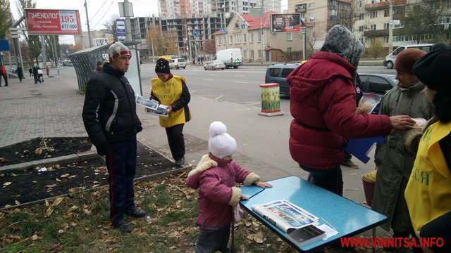 У Вінниці віруючі люди безкоштовно роздавали на вулиці хліб, гречку та цукор - фото 6