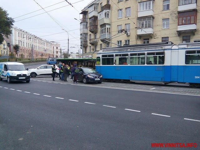 У Вінниці на площі Гагаріна іномарка в’їхала в трамвай - фото 3