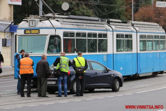 У Вінниці на площі Гагаріна іномарка в’їхала в трамвай - фото 6