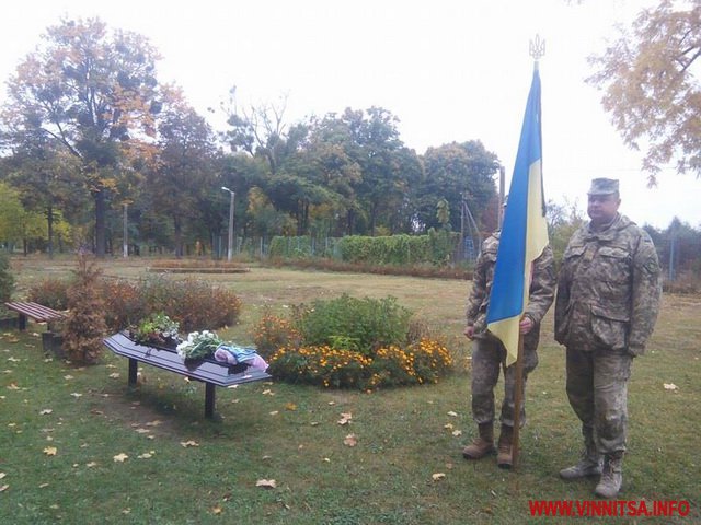 Гайсин в жалобі. Люди стали навколішки, проводжаючи в останній путь Захисника - фото 7