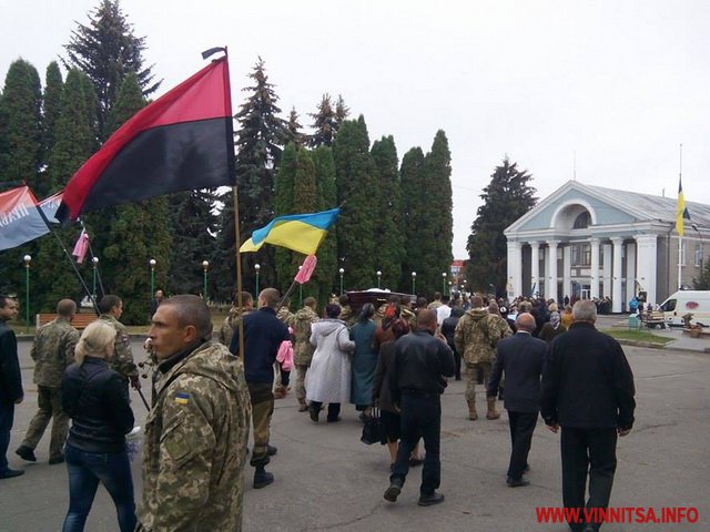 Гайсин в жалобі. Люди стали навколішки, проводжаючи в останній путь Захисника - фото 14