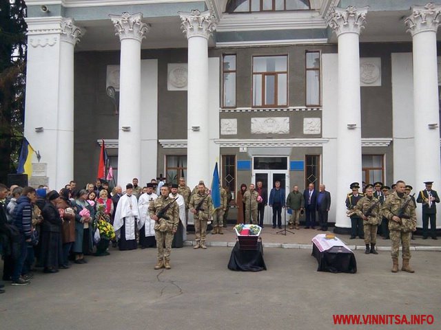 Гайсин в жалобі. Люди стали навколішки, проводжаючи в останній путь Захисника - фото 15