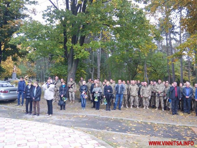 Гайсин в жалобі. Люди стали навколішки, проводжаючи в останній путь Захисника - фото 16