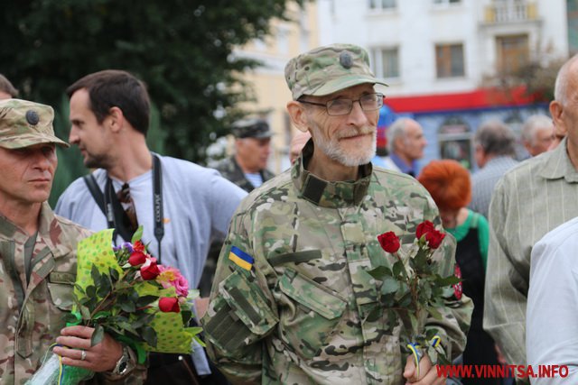 У Вінниці військовослужбовцям та волонтерам вручили медалі - фото 24