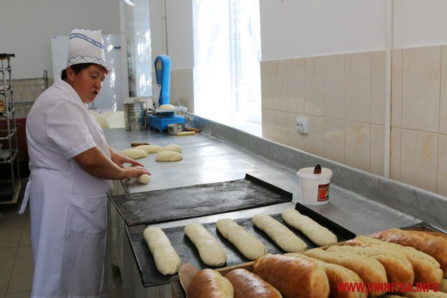 Булочки в шкільних їдальнях Вінниці. Як готують випічку для учнів. Фоторепортаж - фото 2