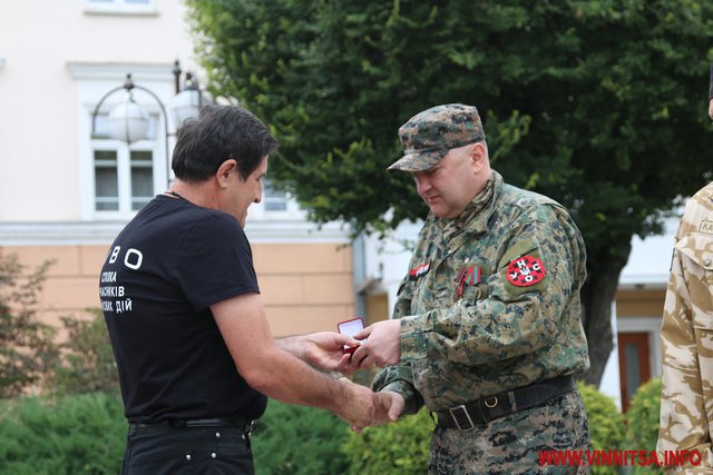 У Вінниці військовослужбовцям та волонтерам вручили медалі - фото 34