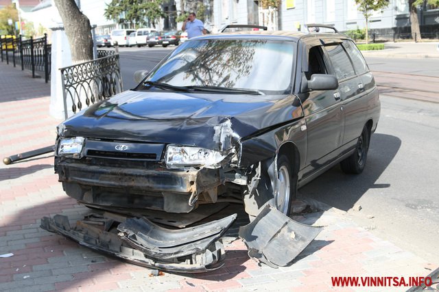 В центрі Вінниці біля собору водій «ВАЗу» зніс залізну огорожу - фото 3