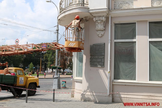 В центрі Вінниці «латають» столітній «Савой» - фото 10