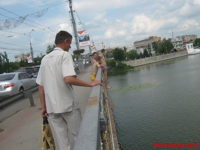 У Вінниці підлітки-екстремали стрибають з Центрального мосту - фото 5