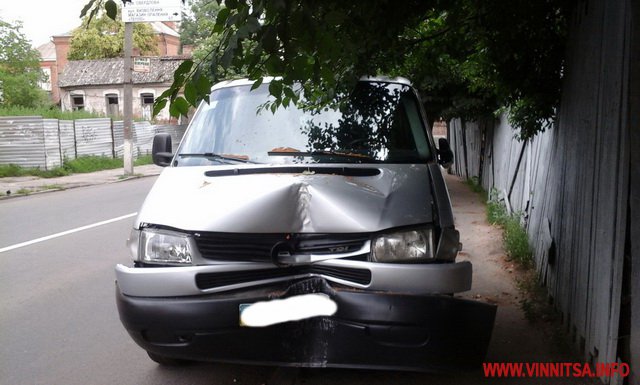 У Вінниці на Магістратській бус врізався у дерево. Пасажирка в лікарні - фото 2