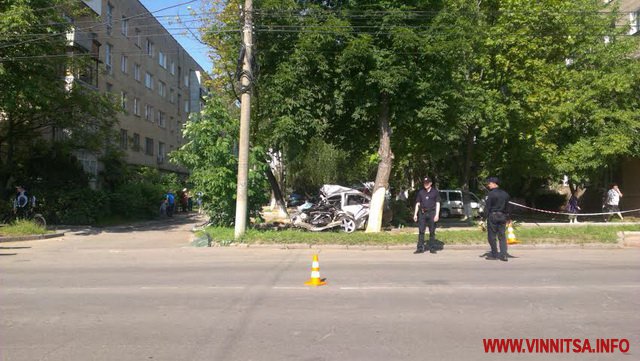 ДТП у Вінниці: іномарку «розірвало» після зіткнення з деревом, водій – загинув