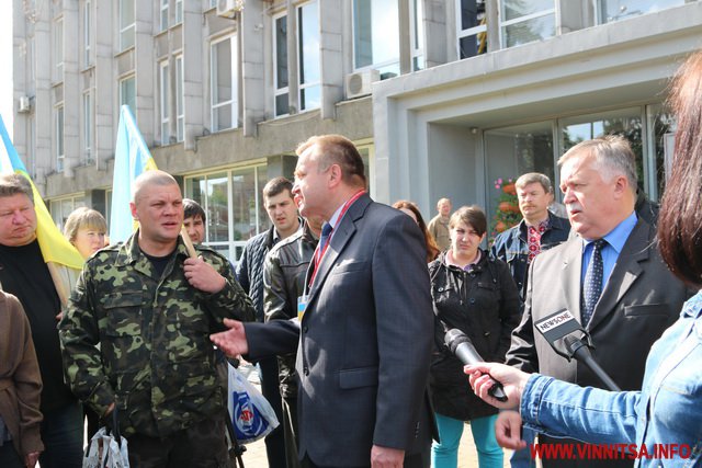 У Вінниці біля мерії та ОДА влаштували «шкільний» пікет - фото 4