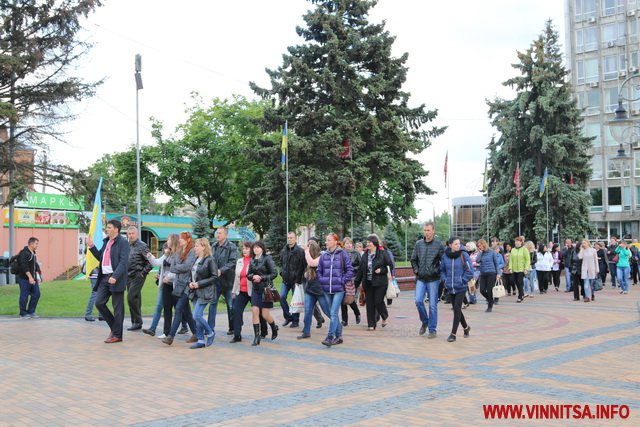 У Вінниці біля мерії та ОДА влаштували «шкільний» пікет - фото 12