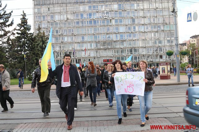 У Вінниці біля мерії та ОДА влаштували «шкільний» пікет - фото 14