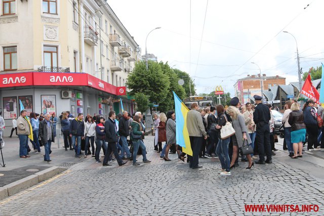 У Вінниці біля мерії та ОДА влаштували «шкільний» пікет - фото 17