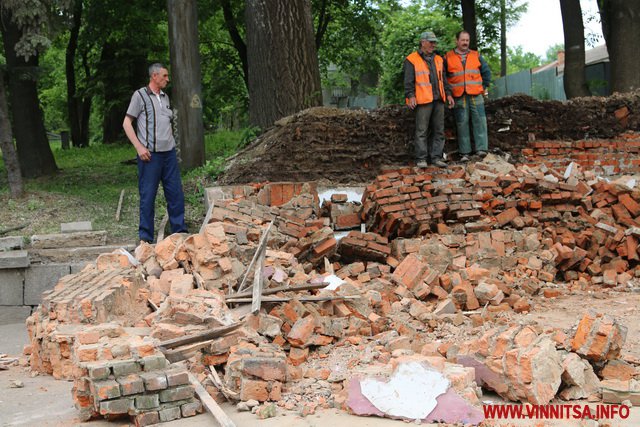 При вході у вінницький парк знесли аварійну афішу кінотеатру - фото 6