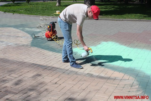 У Вінниці біля Вежі оновлюють 3D малюнок водоспаду - фото 8