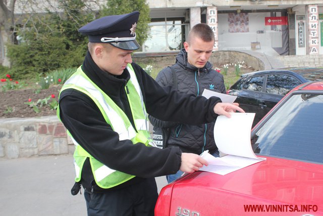 У Вінниці на Київській «Мерседес» «зачепив» таксі і в’їхав у авто на стоянці - фото 12