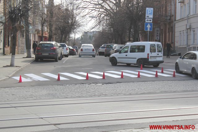 У Вінниці для неуважних пішоходів зробили написи на переходах - фото 2