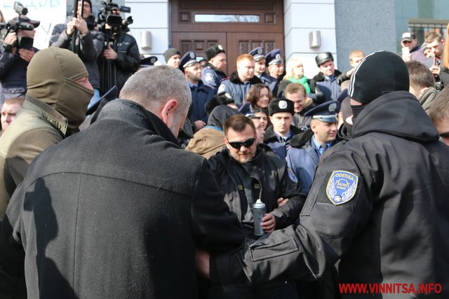 У Вінниці під управлінням обласної поліції горять шини - фото 5