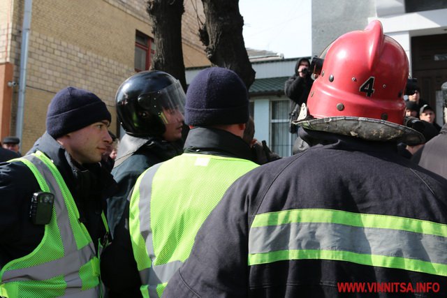 У Вінниці під управлінням обласної поліції горять шини - фото 11