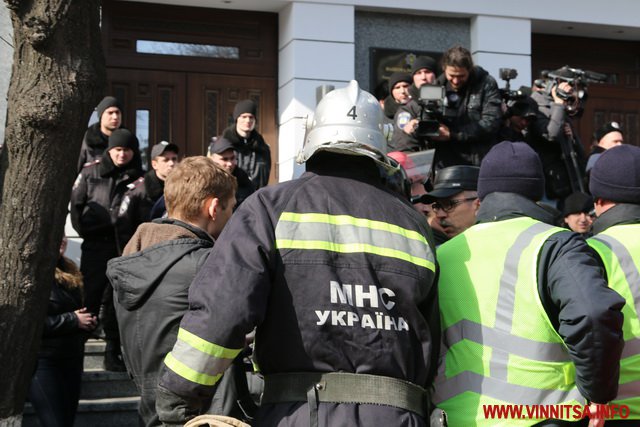 У Вінниці під управлінням обласної поліції горять шини - фото 13