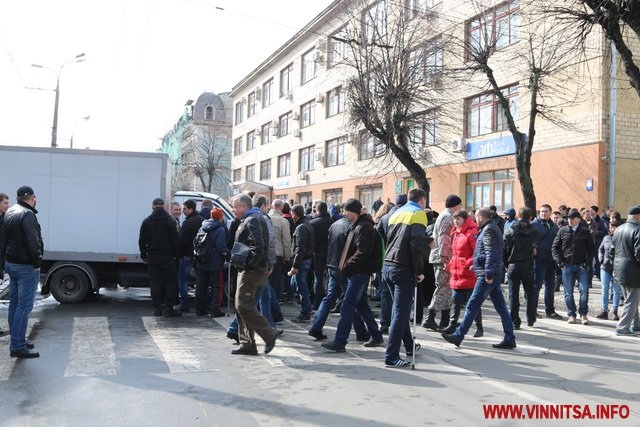 У Вінниці активісти заблокували рух на Театральній. В центрі міста – сутички - фото 22