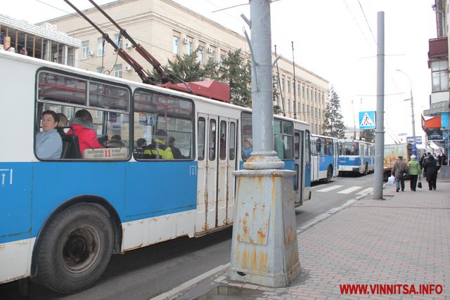 Вранці на Соборній зупинилися тролейбуси. Вінничани штовхали їх, аби дати дорогу трамваям - фото 5