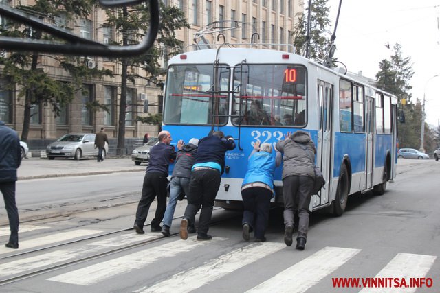 Вранці на Соборній зупинилися тролейбуси. Вінничани штовхали їх, аби дати дорогу трамваям - фото 15