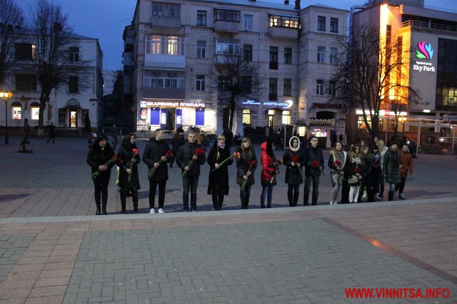 Герб з лампадок та величезний прапор України. У Вінниці вшанували пам'ять Героїв Небесної Сотні - фото 10