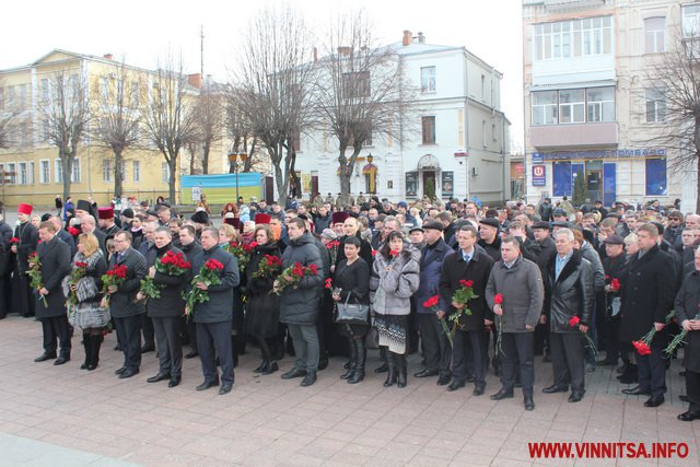 Вінничани вшанували пам'ять Героїв Небесної Сотні покладанням квітів - фото 9