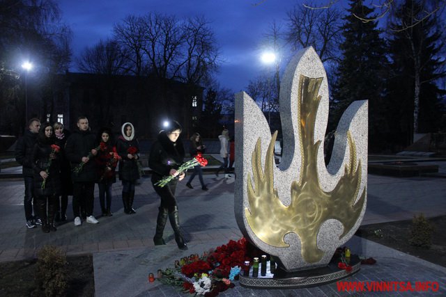 Герб з лампадок та величезний прапор України. У Вінниці вшанували пам'ять Героїв Небесної Сотні - фото 12