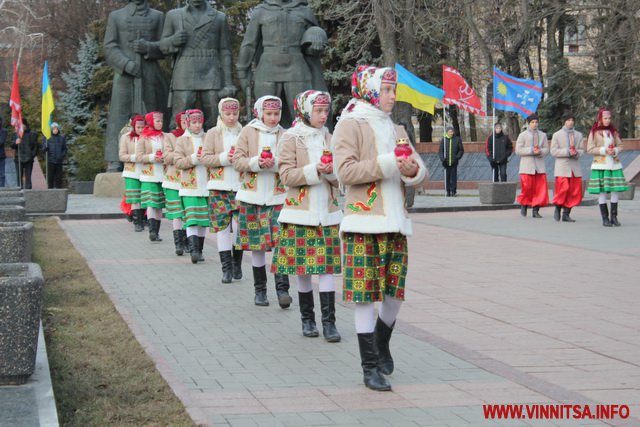 Вінничани вшанували пам'ять Героїв Небесної Сотні покладанням квітів - фото 20