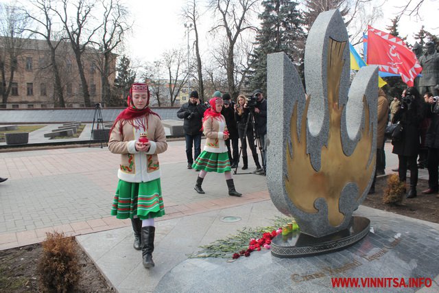 Вінничани вшанували пам'ять Героїв Небесної Сотні покладанням квітів - фото 29