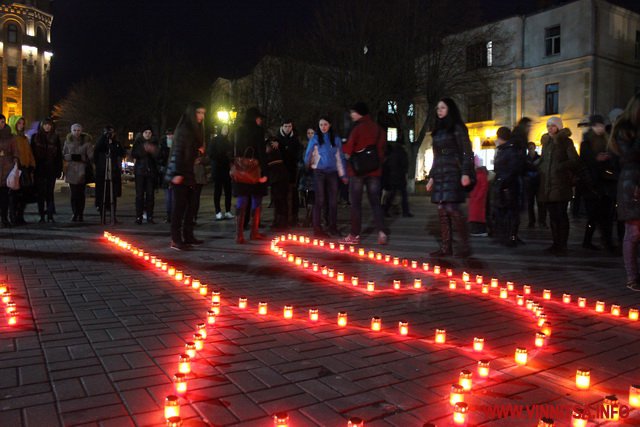 Герб з лампадок та величезний прапор України. У Вінниці вшанували пам'ять Героїв Небесної Сотні - фото 35