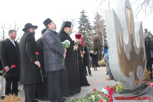 Вінничани вшанували пам'ять Героїв Небесної Сотні покладанням квітів - фото 36