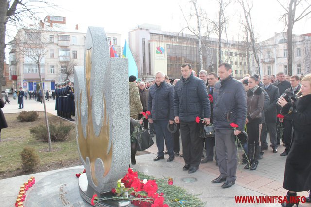 Вінничани вшанували пам'ять Героїв Небесної Сотні покладанням квітів - фото 41