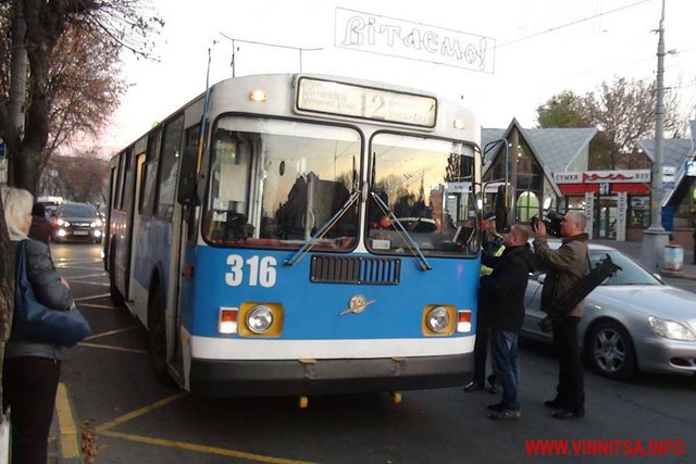 ДАІ-шники за 2 години на Соборній «зловили» 15 водіїв, які неправильно припаркувалися - фото 4