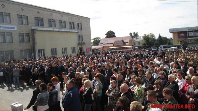 На Вінниччині навколішки попрощалися з командиром, що підірвався в АТО