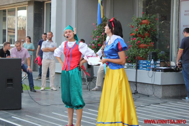 Мітинг у Вінниці: «бабусі Маліновського» перекрили рух транспорту, пікетували мерію і дітей - фото 3