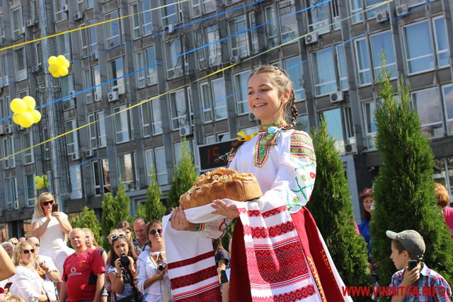 У Вінниці на День Незалежності пройшов парад запашних короваїв - фото 16