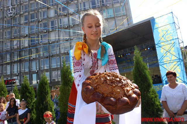 У Вінниці на День Незалежності пройшов парад запашних короваїв - фото 19