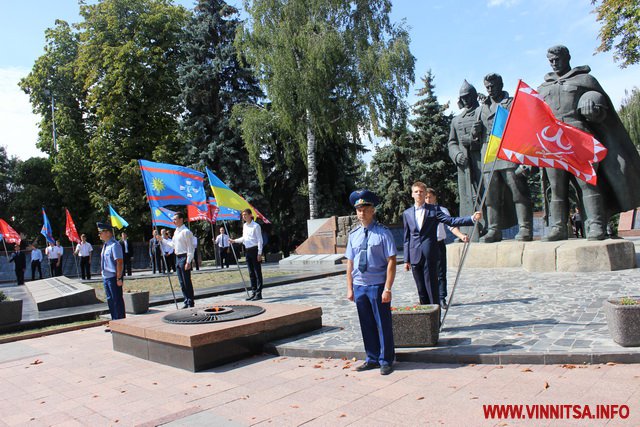 Квіти, сльози і фотографії – у Вінниці відкрили стелу Пам’яті Героям Небесної Сотні та загиблим Героям АТО - фото 6