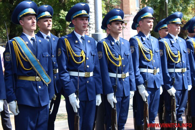 Квіти, сльози і фотографії – у Вінниці відкрили стелу Пам’яті Героям Небесної Сотні та загиблим Героям АТО - фото 14