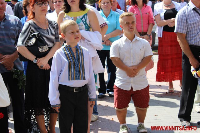 Квіти, сльози і фотографії – у Вінниці відкрили стелу Пам’яті Героям Небесної Сотні та загиблим Героям АТО - фото 16