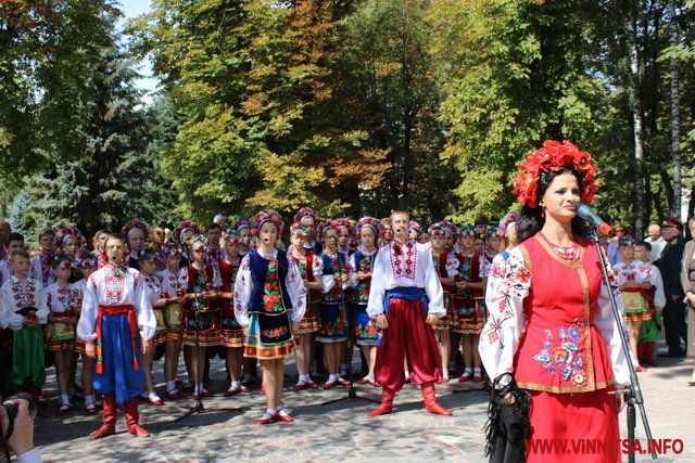 Квіти, сльози і фотографії – у Вінниці відкрили стелу Пам’яті Героям Небесної Сотні та загиблим Героям АТО - фото 22