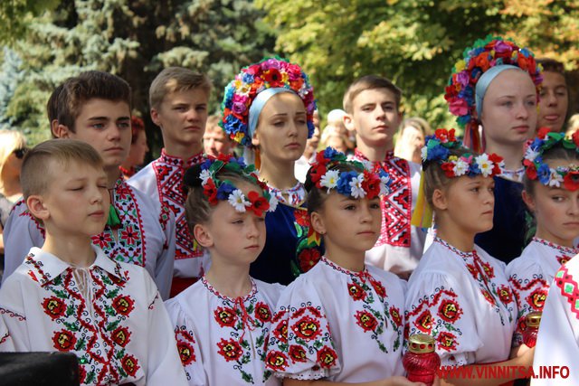 Квіти, сльози і фотографії – у Вінниці відкрили стелу Пам’яті Героям Небесної Сотні та загиблим Героям АТО - фото 24