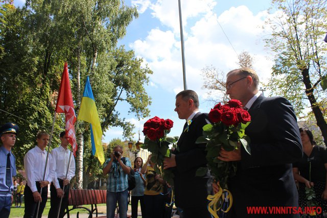 Квіти, сльози і фотографії – у Вінниці відкрили стелу Пам’яті Героям Небесної Сотні та загиблим Героям АТО - фото 30