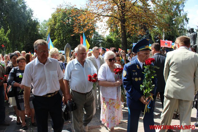 Квіти, сльози і фотографії – у Вінниці відкрили стелу Пам’яті Героям Небесної Сотні та загиблим Героям АТО - фото 31